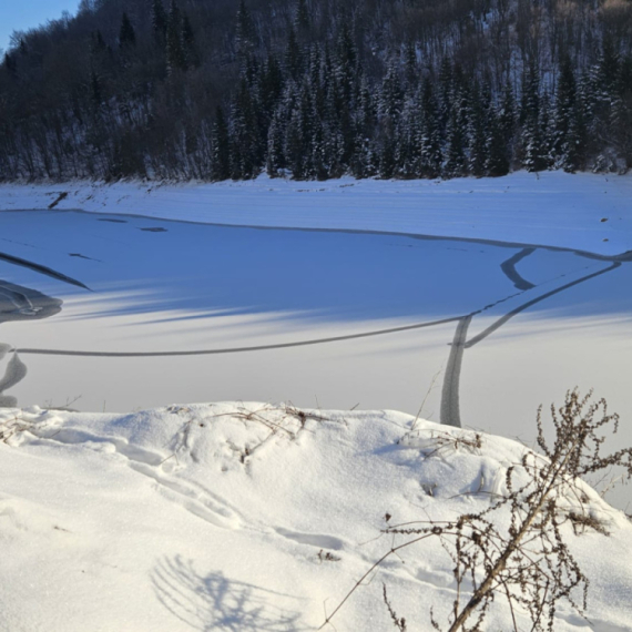 Jezero u Srbiji osvanulo pod debelim ledom: Temperatura pala ispod 20 stepeni FOTO