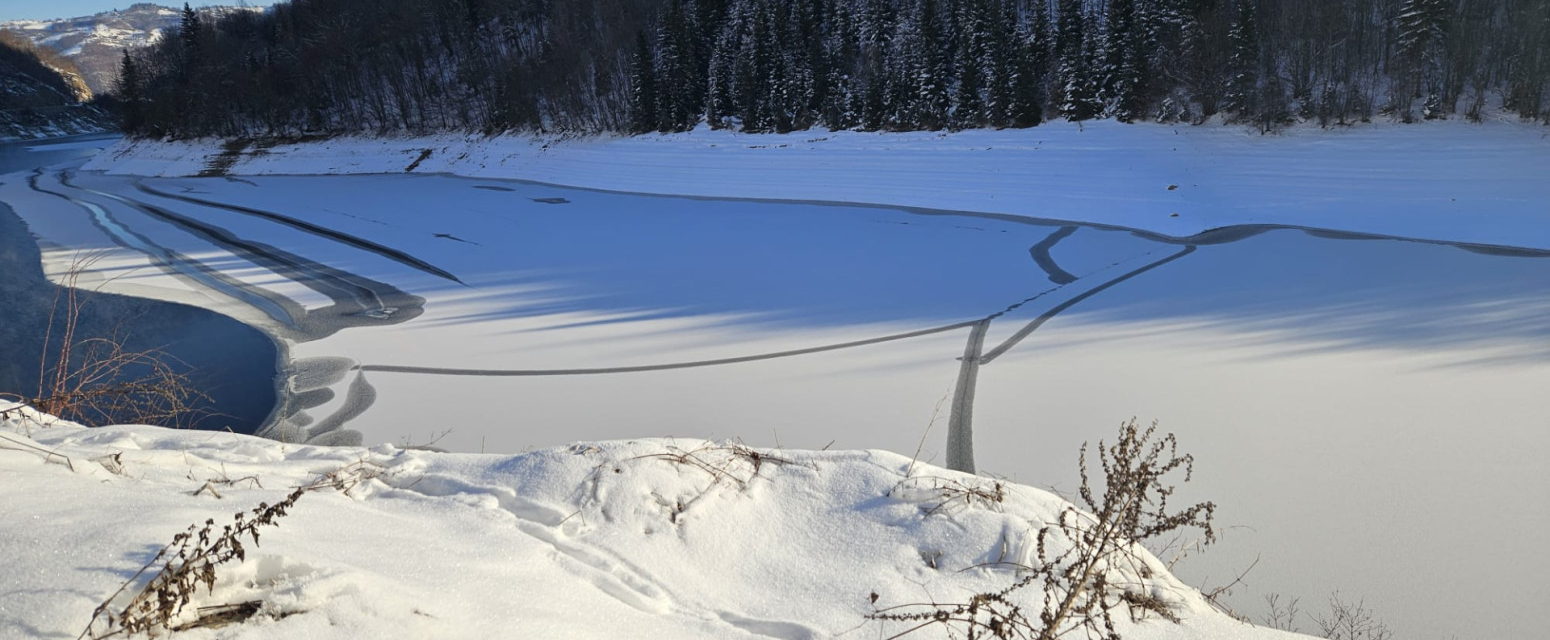 Jezero u Srbiji osvanulo pod debelim ledom: Temperatura pala ispod 20 stepeni FOTO