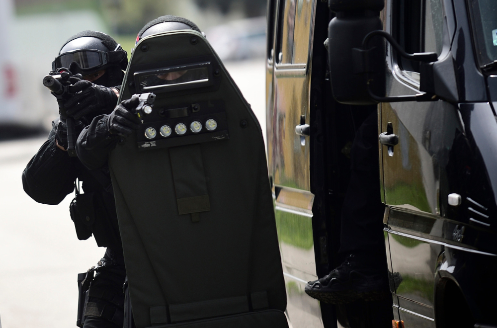 General panic in the neighborhood; Schools under attack - an email threatening a bloody massacre received