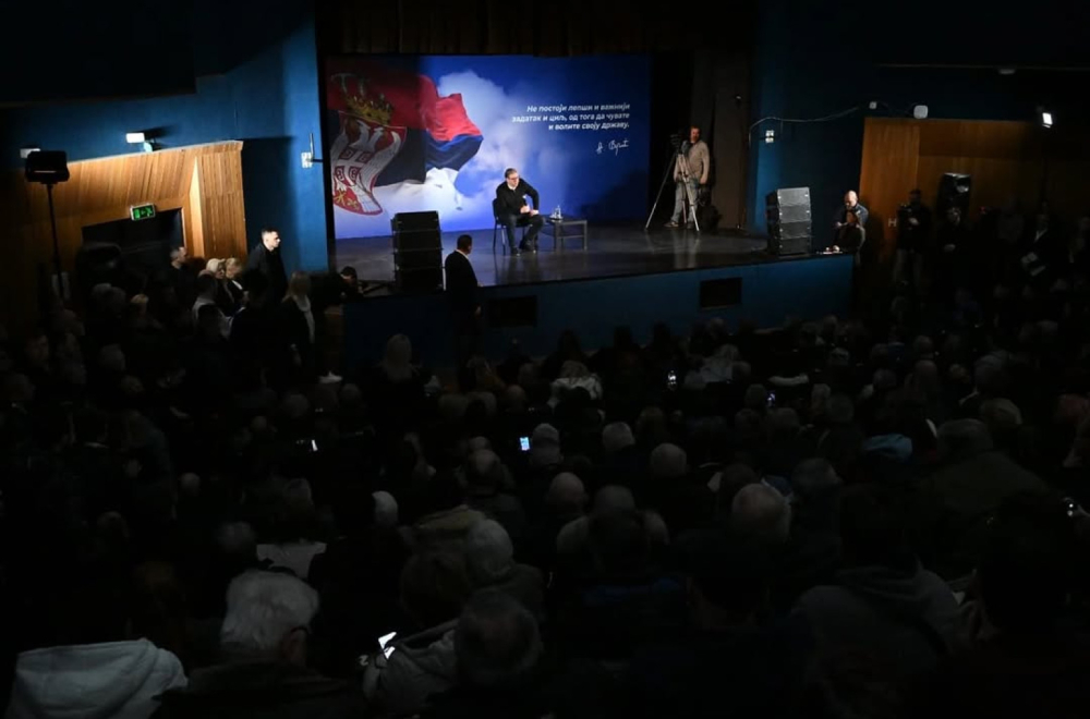 Vučić u Kučevu sa građanima: "Nedostaje još jedan investitor"; "Osnažićemo našu namensku industriju"