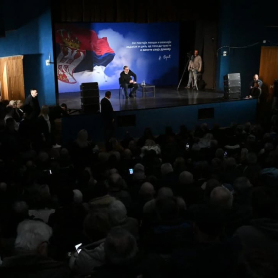 Vučić u Kučevu sa građanima: "Nedostaje još jedan investitor"; "Osnažićemo našu namensku industriju"