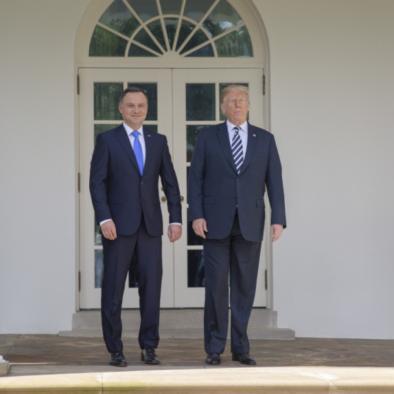 Tramp ponizio lidera Poljske; Duda sat vremena čekao ispred vrata, a onda...