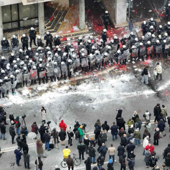Antisrpski mediji priznali: "Uprkos napadima na njih, policija ne koristi pendreke" VIDEO