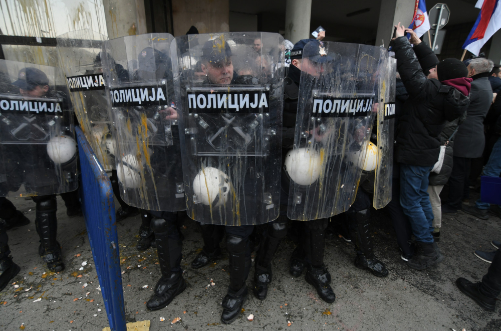 Oglasio se MUP o nasilju u Novom Sadu: Policija napadnuta topovskim udarima, kamenicama... FOTO/VIDEO