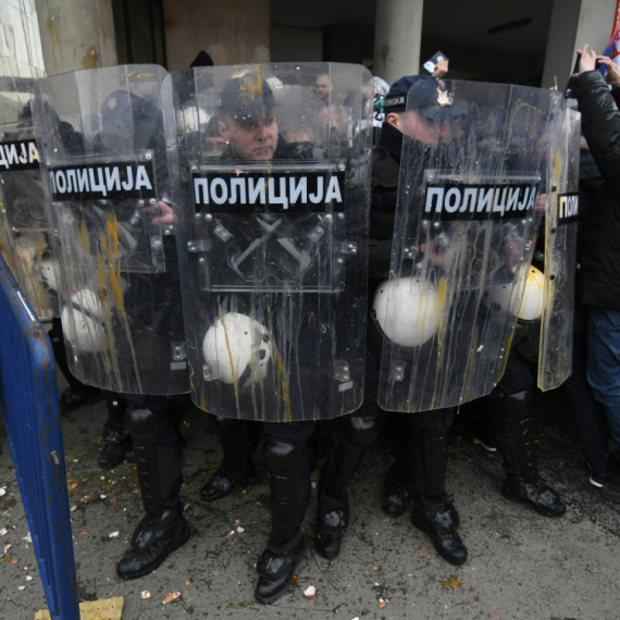 Oglasio se MUP o nasilju u Novom Sadu: Policija napadnuta topovskim udarima, kamenicama... FOTO/VIDEO