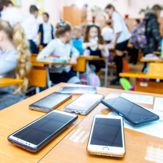 All students in Serbia will be without phones; Parliament will make a decision in a month