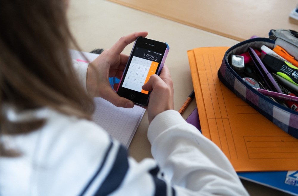 Stiže novi zakon? Uvodi se zabrana mobilnih telefona u osnovnim i srednjim školama