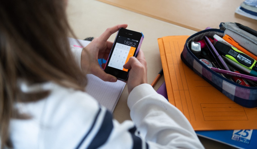Kontra svima: Ova zemlja promoviše telefone i AI u školama