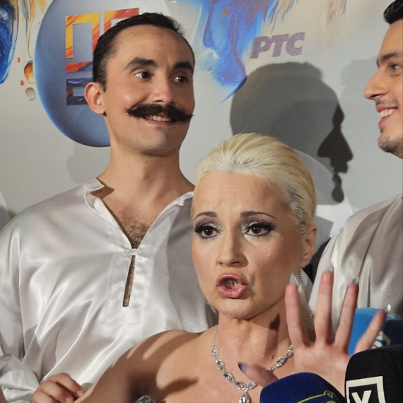 Ogroman šlic, ali i gips: Maja Nikolić u haljini koja "nije za nastup" FOTO/VIDEO