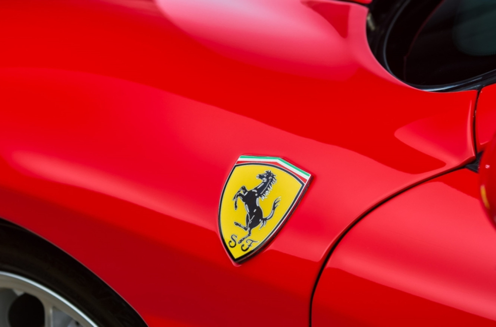 Zašto i Porsche i Ferrari koriste crnog konja na svom amblemu – a niko nikoga nije kopirao