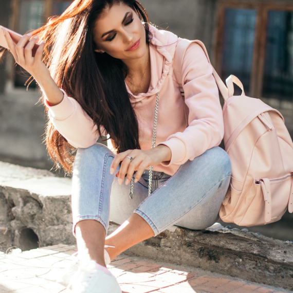 Skidaju s trona bele: Patike u ovoj boji su apsolutni modni hit FOTO/VIDEO