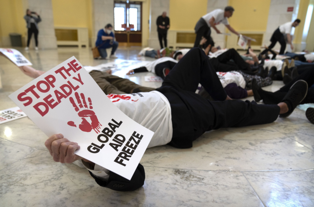 Isti simboli uposlenika USAID-a i opozicije i "studenata" u Srbiji VIDEO