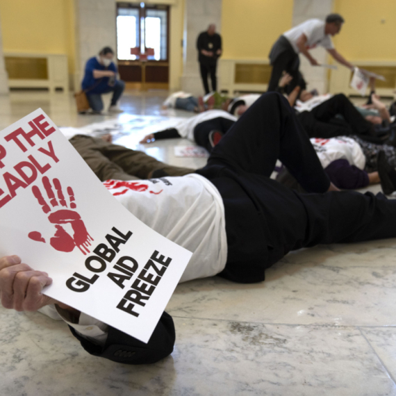 Isti simboli uposlenika USAID-a i opozicije i "studenata" u Srbiji VIDEO