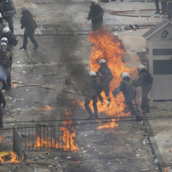 "Rat" na ulicama Atine; Policija baca suzavac na demonstrante, oni lome i pale parlament FOTO/VIDEO