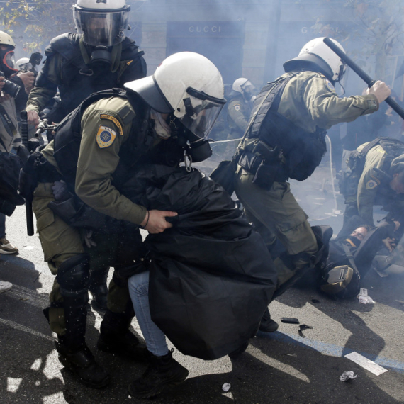 Policija na demonstrante mecima, suzavacem, topovima i bombama: Krvavi Prvi maj u Evropi VIDEO