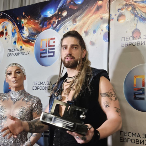 O čemu peva Princ u pobedničkoj pesmi "Mila"? VIDEO