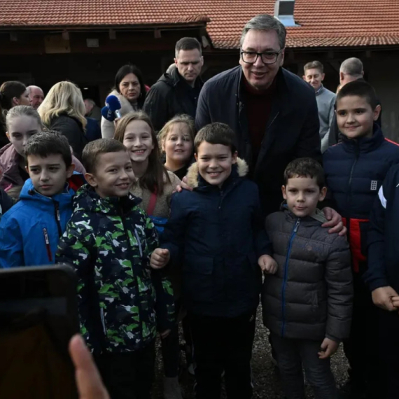Vučić sa najmlađima u Kladovu: Dogovorili smo se da oni, kao veliki fudbaleri, nemaju više male golove FOTO