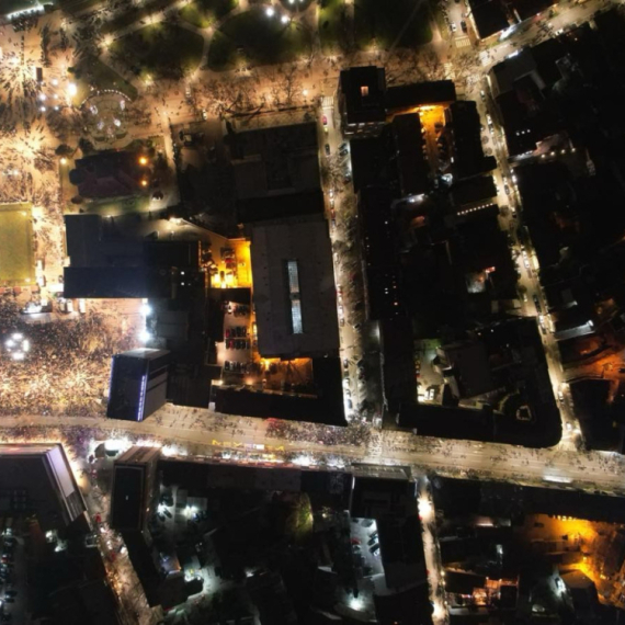 Studentski protest u Nišu: Manje okupljenih nego u Kragujevcu; Kotlići i trubači na ulicama FOTO/VIDEO