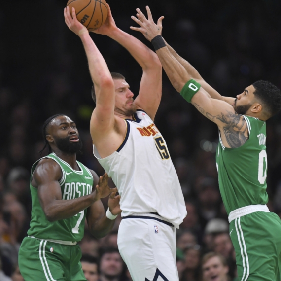 Jokić krvario – morali da prekinu meč, a 0 slobodnih! FOTO