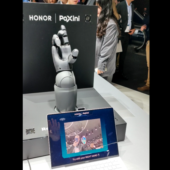 Kontrolisali smo robotsku ruku na MWC-u: Pogledajte kako je ispalo VIDEO