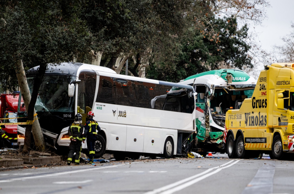 Sudar dva autobusa u Barseloni: Skrenuo s puta i udario u drvo, broj povređenih raste FOTO/VIDEO