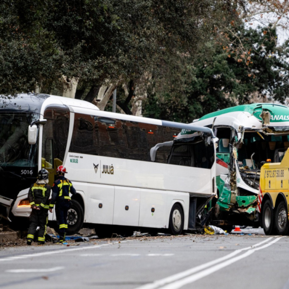 Sudar dva autobusa u Barseloni: Skrenuo s puta i udario u drvo, broj povređenih raste FOTO/VIDEO