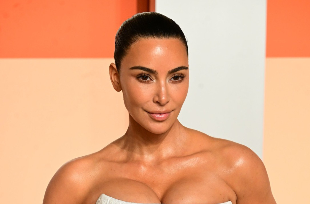 Ogromna lutka Kim Kardašijan na Tajms skveru zgrozila ljude: "Tamo šetaju deca" FOTO