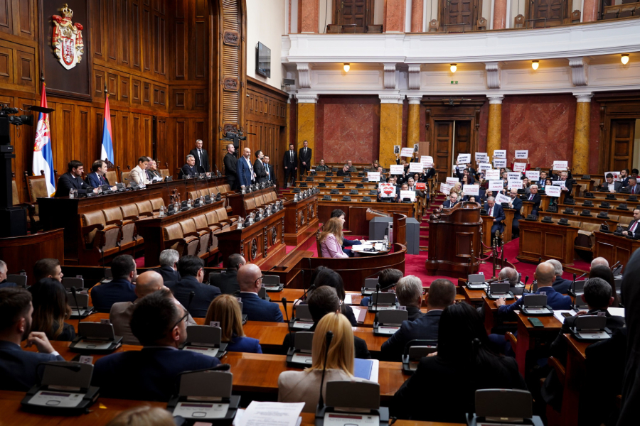 Horror: Torchlights in the Assembly; Bottles are flying, General brawl of MPs