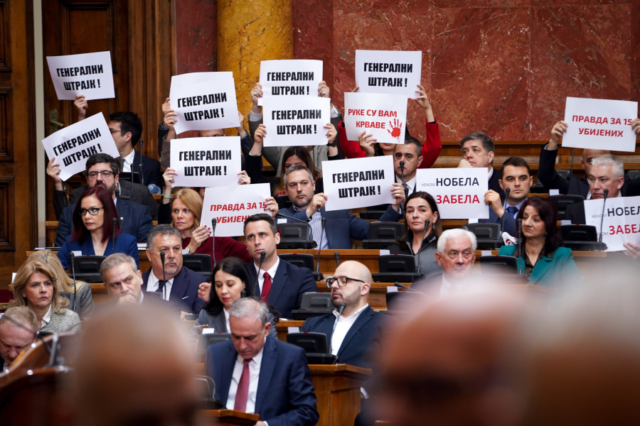 Horror: Torchlights in the Assembly; Bottles are flying, General brawl of MPs