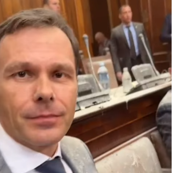 Sinišu Malog pogodila Jelena Jerenić dimnom bombom: Samo udrite, mi ćemo nastaviti da radimo VIDEO