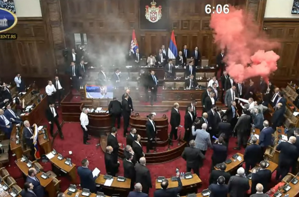 Novi haos u Skupštini; Opet leteli suzavci i flaše; Poslanici opozicije su bacali i jaja FOTO
