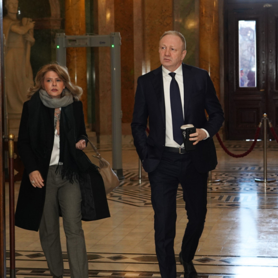 Đilas vređa jednu ženu u istom danu kada su tri poslali u bolnicu; Brnabić nazvao psom VIDEO