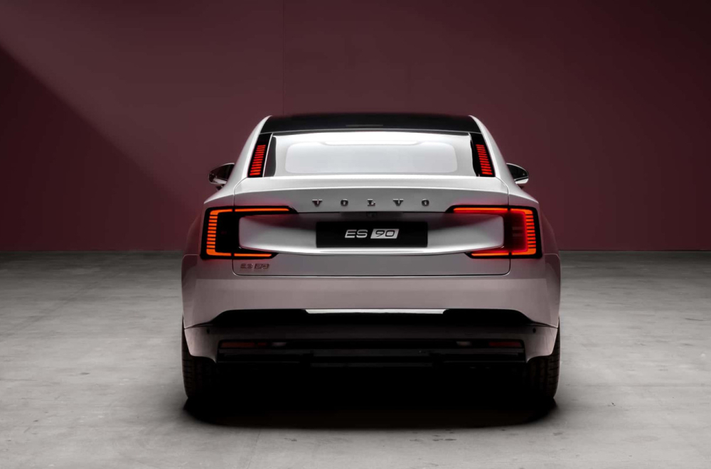 Volvo ES90 – ni sedan ni SUV, već klasa za sebe FOTO