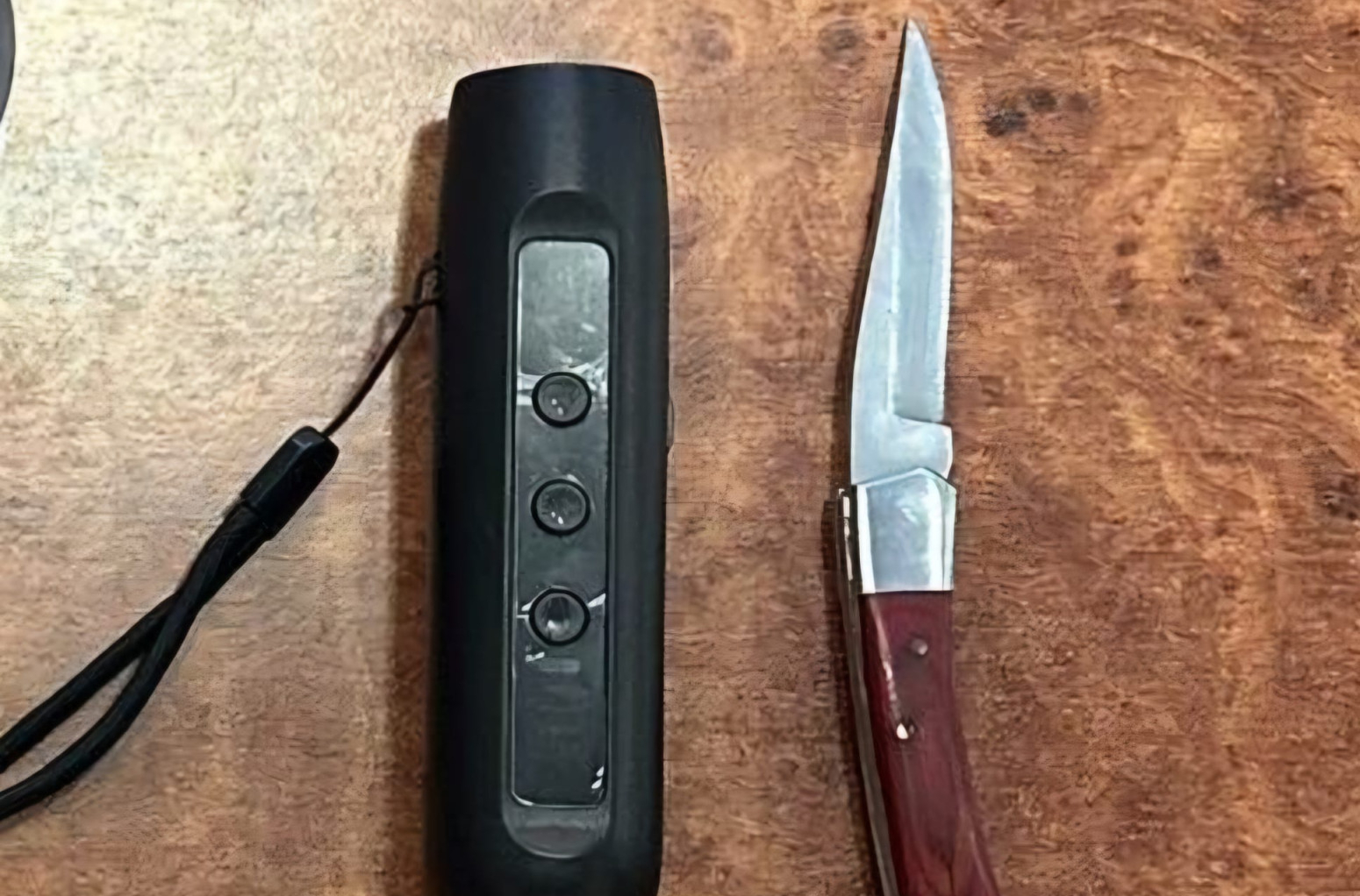 Opozicija nastavlja sa divljaštvom; Spremili se za brutalno nasilje: Oduzeti nož, elektrošoker... FOTO