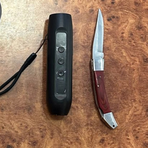 Opozicija nastavlja sa divljaštvom; Spremili se za brutalno nasilje: Oduzeti nož, elektrošoker... FOTO