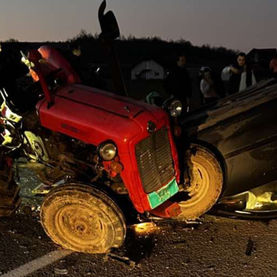 Tri osobe povređene u sudaru traktora i automobila na putu Kragujevac - Kraljevo