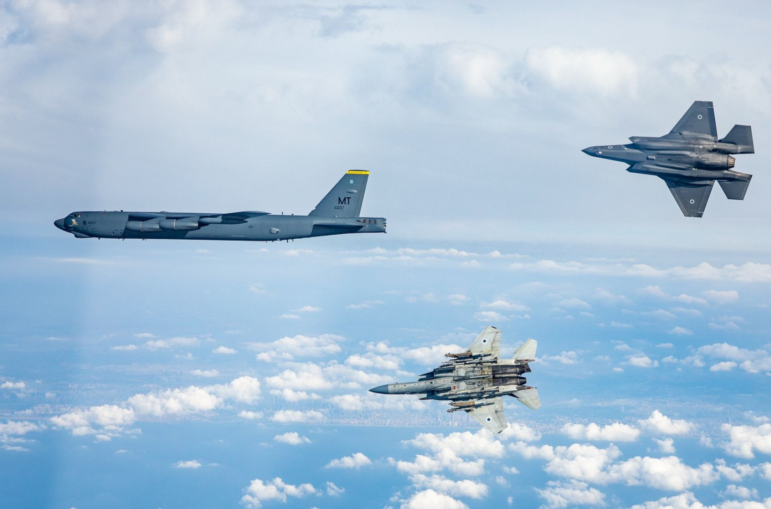Drama na nebu: Američki bombarder se nadvio nad putničkim avionom FOTO