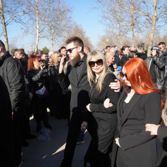 Otkriveno šta je Suzana Jovanović bacila u grob Saše Popovića FOTO
