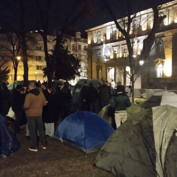 Ostaju celu noć; Obratili se građanima; "Želimo da učimo"; Ovo su njihovi zahtevi FOTO/VIDEO
