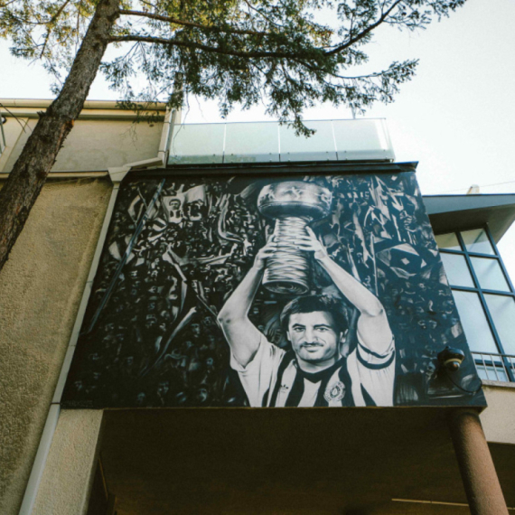 Osvanuo mural Moci Vukotiću na stadionu Partizana FOTO/VIDEO