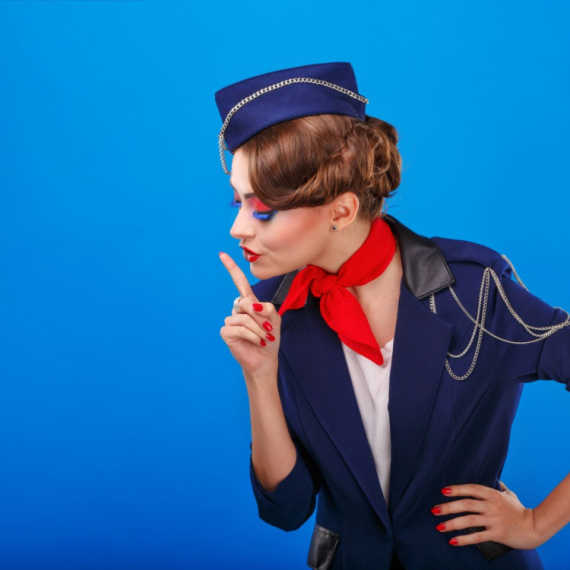 TikTokerka dodirnula stjuardesu, ona je osramotila pred svima: Nastao haos u avionu VIDEO