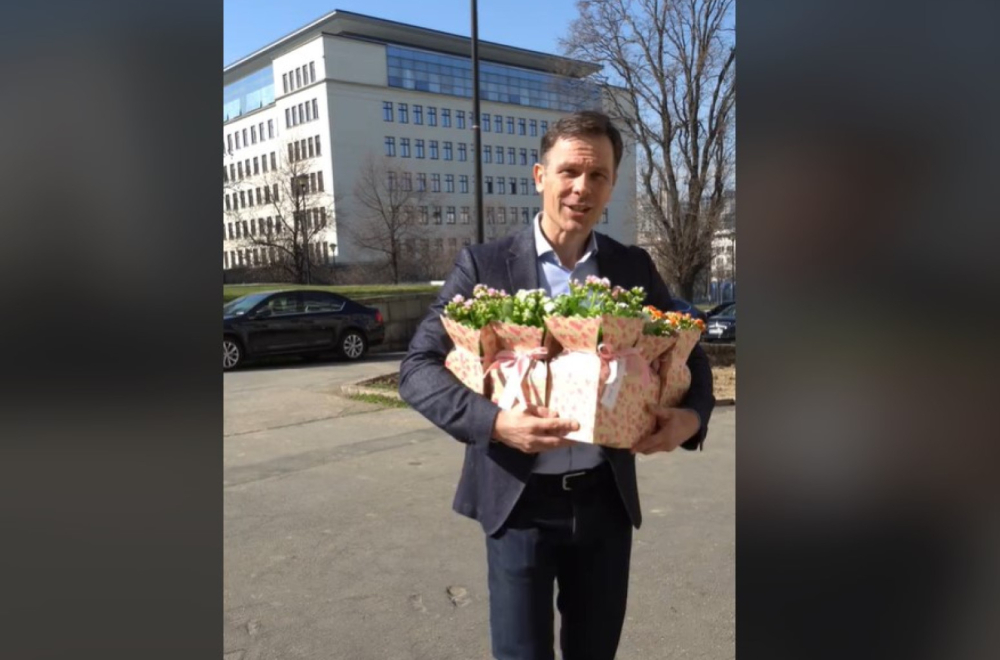 Mali objavio TikTok video: "Žene su stub našeg društva"; Poklonio saradnicama bukete za 8. mart VIDEO