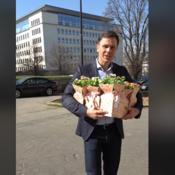 Mali objavio TikTok video: "Žene su stub našeg društva"; Poklonio saradnicama bukete za 8. mart VIDEO