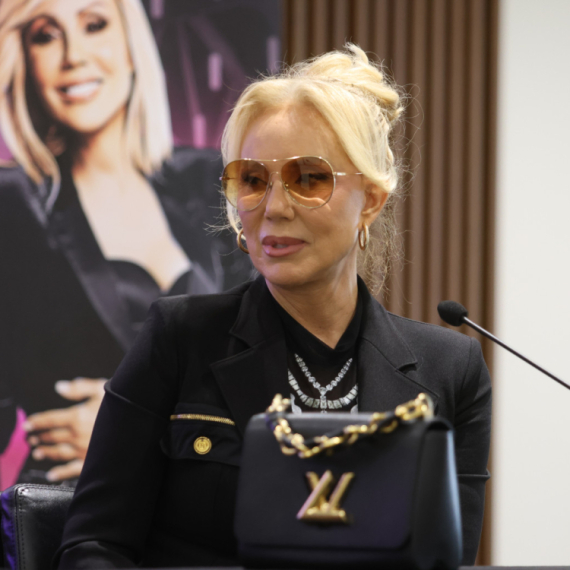 Lepa Brena u suzama poručila publici: "Pomozite mi da otpevamo pesmu za Sašu Popovića"