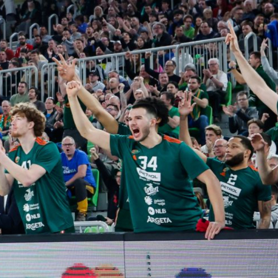 Tasić pogodio s pola terena – Zvezda ostala u šoku VIDEO