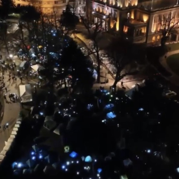 Veliki broj studenata u Pionirskom parku: Žele da uče; Profesori ih obilaze, građani ih podržavaju FOTO/VIDEO