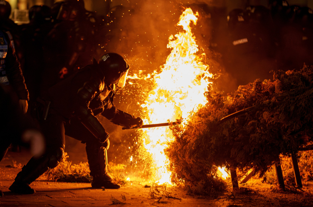 Bucharest "on fire"; Thousands of people on their feet PHOTO/VIDEO