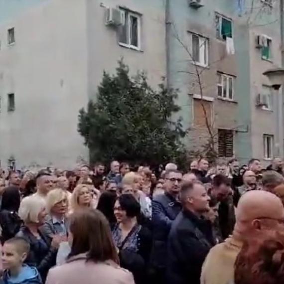 Podrška za nastavnike koji rade u Novom Sadu: Na skup došlo 500 ljudi; Podršku blokadama dalo njih 20 VIDEO