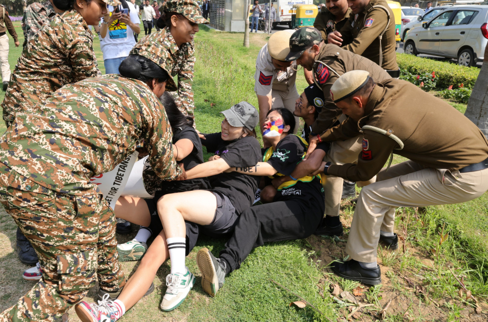 Neredi u Nju Delhiju: Sukobi tibetanskih demonstranata s policijom ispred kineske ambasade FOTO/VIDEO