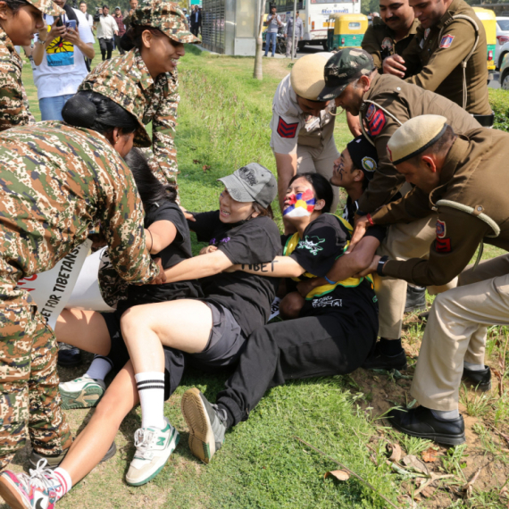 Neredi u Nju Delhiju: Sukobi tibetanskih demonstranata s policijom ispred kineske ambasade FOTO/VIDEO